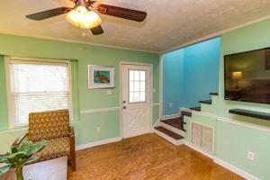 a living room with green walls and a ceiling fan at Myrtle Beach Fun Vacation in Myrtle Beach