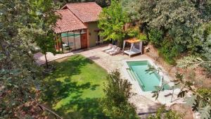 una vista aérea de una casa con piscina en El Escondite De Pedro Malillo, en Candeleda
