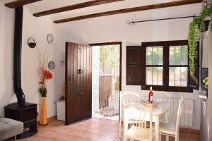 a living room with a table and a dining room at Oasis rural in Los Pastores