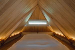 Posto letto in una piccola camera con finestra di The Nest Teshikaga a Teshikaga