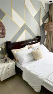 Llit o llits en una habitació de Azure Urban Beach Resort by Melrose Avenue