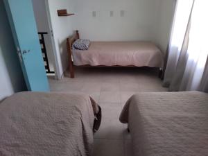 Habitación pequeña con 2 camas y escalera. en Alojamiento Temporarios NEA en Formosa