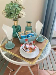 een tafel met een bord eten en een vaas met bloemen bij B&B Home XIX in Narni