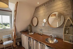 ein Badezimmer mit zwei Waschbecken und zwei Spiegeln in der Unterkunft La longère en Baie - au calme sur Saint Valery pour 4 in Saint-Valery-sur-Somme