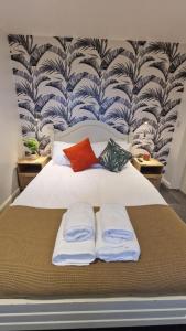 een slaapkamer met een bed met 2 kussens erop bij Charming Studio Rutland Point holiday or work in Oakham