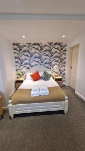 een slaapkamer met een bed met twee handdoeken erop bij Charming Studio Rutland Point holiday or work in Oakham