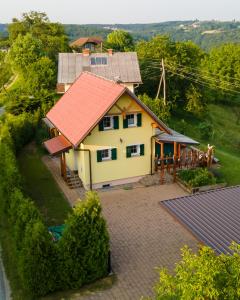 einen Blick über ein Haus mit rotem Dach in der Unterkunft Nebesa so tudi na zemlji in Tomaž pri Ormožu