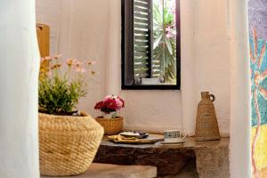 a room with a table with flowers and a mirror at Las Cabañas de Tarii in Cieneguilla