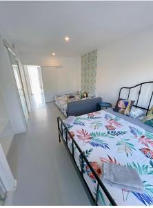 1 Schlafzimmer mit 2 Einzelbetten und einem Sofa in der Unterkunft HUG HOTEL2022 in El Carrer del Canonge
