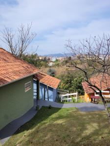 a view of a house with a yard at Pousada Recanto João de Barro in Cunha