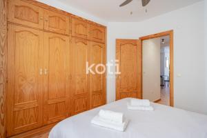 En eller flere senge i et værelse på Koti Rentals - Sandy Beach Apartment
