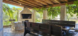 a room with a bench and a fireplace in a house at Coastal Charm: Apartmani Pazanin in Vinišće
