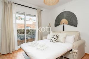 En eller flere senge i et værelse på Koti Rentals - Sandy Beach Apartment