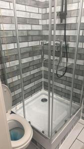 Bilik mandi di Private Studio Sleeps 2 next to Acton Park