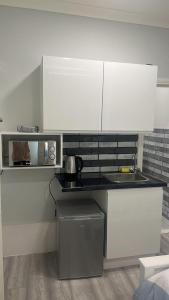 Dapur atau dapur kecil di Private Studio Sleeps 2 next to Acton Park