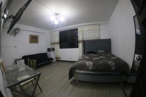 - une chambre avec un lit et un canapé dans l'établissement Most Central Place in Lima, à Lima
