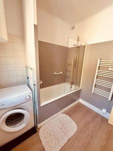 沙勒維爾－梅濟耶爾的住宿－Le Petit Gambetta，一间带洗衣机和淋浴的浴室