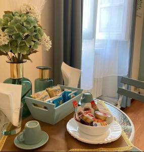 - une table avec un bol de nourriture et un vase dans l'établissement B&B Home XIX, à Narni