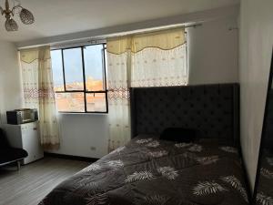 una camera con un letto e una grande finestra di Most Central Place in Lima a Lima