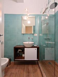 een badkamer met een wastafel en een glazen douche bij SAN PAOLO ROMA HOLIDAY HOME in Rome