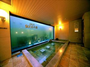 une chambre avec un grand aquarium dans un bâtiment dans l'établissement Hotel Lexton Kagoshima, à Kagoshima