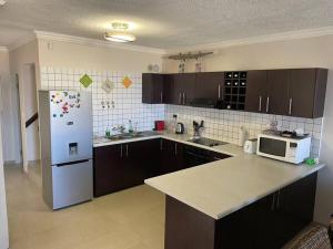 eine Küche mit einem weißen Kühlschrank und einer Arbeitsplatte in der Unterkunft Namibia Coastal Retreat in Walvis Bay