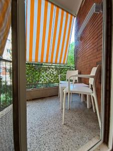 een balkon met een tafel en stoelen en een raam bij SAN PAOLO ROMA HOLIDAY HOME in Rome