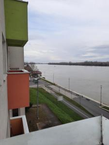 einen Blick auf einen Wasserkörper aus einem Gebäude in der Unterkunft Nada apartman in Vukovar