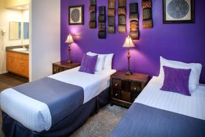 Katil atau katil-katil dalam bilik di Luxury Vacation Rentals by Meridian CondoResorts +17 gambar