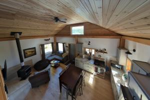una cabaña de madera con vistas a una sala de estar y una cocina. en Whale Pass Adventure Cabin, 