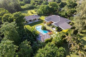 Bazén v ubytování Nakatumble - Luxury Sustainable Villa with Farm nebo v jeho okolí