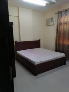 een slaapkamer met een bed in een kamer bij شقق الاحلام الذهبية 