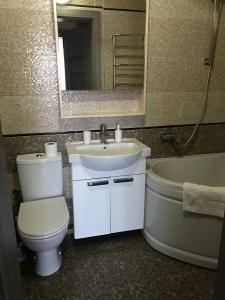 Ванная комната в Апартаменти ПортСіті, Автостанція,закрита парковка +3 фотографии