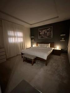 um quarto com uma cama grande e uma janela em Modern cozy apartment em Riyadh