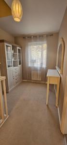 une chambre vide avec un lavabo et une fenêtre dans l'établissement Entire home in Cheswick Village, à Bristol