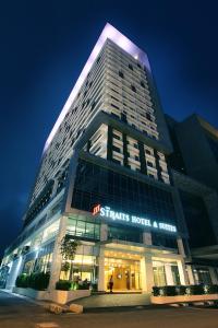 un edificio alto con un cartel en la parte superior en The Straits Hotel & Suites en Melaka