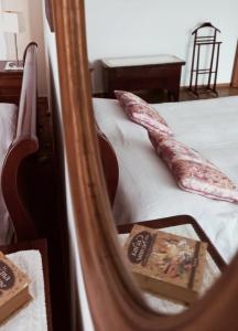 specchio che riflette una camera con 2 letti con cuscini. di OLA apartment a Mantova