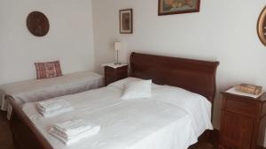 una camera con letto e comodino con letto bianco di OLA apartment a Mantova