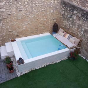 an overhead view of a swimming pool in a backyard at La Milotxa in Adsubia