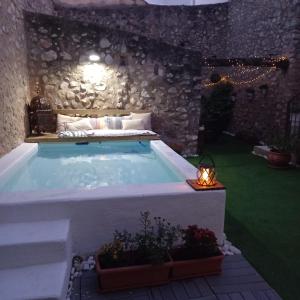 einen großen Pool in einem Zimmer mit einem Bett in der Unterkunft La Milotxa in Adsubia