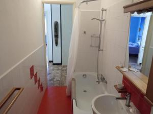 La salle de bains est pourvue d'une baignoire, d'un lavabo et de toilettes. dans l'établissement La casa di Anna, à Collegno