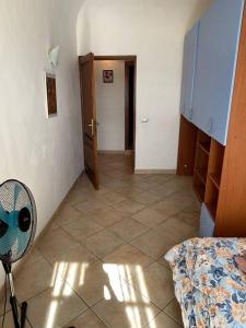 Zimmer mit einem Bett und einem Ventilator in der Unterkunft Private room at the Casa delle Volte in Figline Valdarno