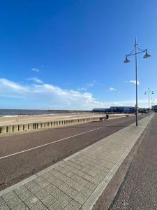 a street light on the side of a road near the beach at Spacious Sea-View Flat w SmartTV in Lowestoft
