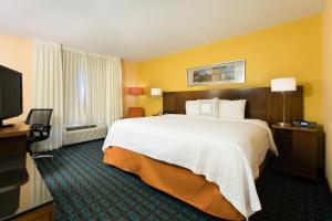 een hotelkamer met een groot bed en een televisie bij Fairfield Inn Orangeburg in Orangeburg