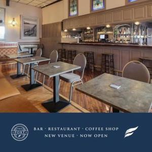 Falcon's Nest Hotel餐厅或其他用餐的地方