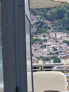 een uitzicht op de stad vanuit het raam van een gebouw bij Homemaker in Berat