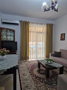 sala de estar con sofá y mesa en Homemaker, en Berat