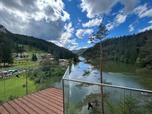 vistas al río desde el balcón de una casa en Vila Lazar, en Cut