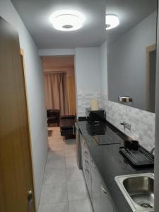 eine Küche mit einer Spüle und einer Arbeitsplatte in der Unterkunft apartament bermudas in Benidorm