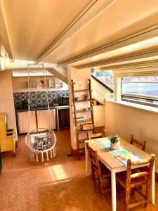 a room with a table and chairs and a kitchen at La casita in Civitavecchia